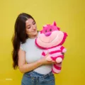 Peluche achuchable Cheshire Alicia en el Pais de las Maravillas Disney 35cm – imagen 3